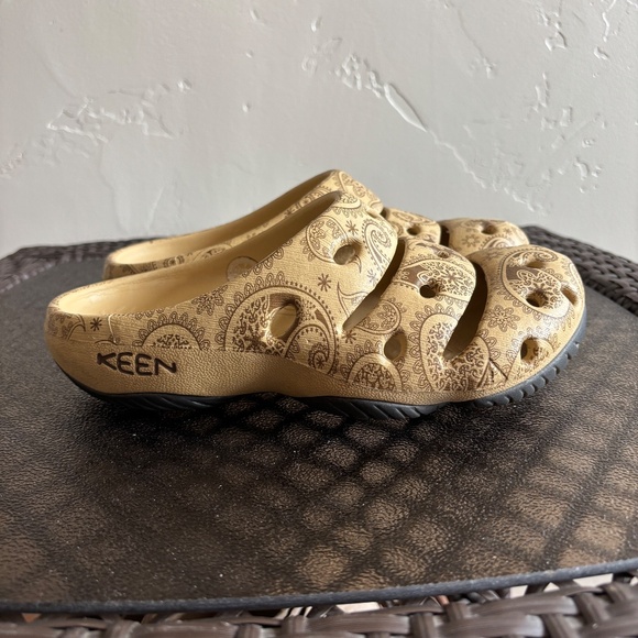Keen Yogui Arts Slip On Clog Shoes Cafe Latte Paisley Size 7 - Picture 4 of 9